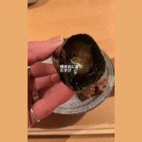 焼鳥 市松 - 締めの焼きおにぎりむすび、焼き鳥のタレがたまりません。