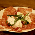 Cheese Tavern CASCINA - イタリア産水牛のモッツァレラと生ハム　1,980円