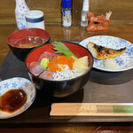 Hatsu Shima - 海鮮丼焼魚付き¥900 ご飯，あら汁お代わり無料