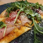 ユニークベリー - 生ハムとベビーリーフのおつまみピザ(ハーフサイズ)