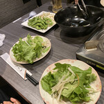 Zenseki Koshitsu Izakaya Gintei - 丼で供されたサラダをつぎ分けたが…ほとんど葉っぱ