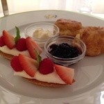 マイセン カフェ - 2013年7月真ん中。温かいスコーンと、ジャム・クロテッドクリーム・ミニタルト