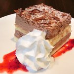 ≪'13/06/27撮影≫木戸シェフ自慢 本日のスペシャリテ 1000円 のチョコレートケーキのベリーとメレンゲ添え