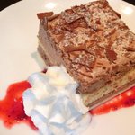 ヴィアート - ≪'13/06/27撮影≫木戸シェフ自慢 本日のスペシャリテ 1000円 のチョコレートケーキのベリーとメレンゲ添え