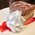 ヴィアート - ≪'13/06/27撮影≫木戸シェフ自慢 本日のスペシャリテ 1000円 のチョコレートケーキのベリーとメレンゲ添え