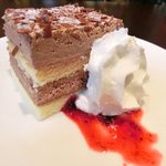 ヴィアート - ≪'13/06/27撮影≫木戸シェフ自慢 本日のスペシャリテ 1000円 のチョコレートケーキのベリーとメレンゲ添え