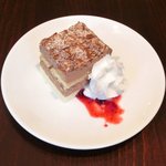 ヴィアート - ≪'13/06/27撮影≫木戸シェフ自慢 本日のスペシャリテ 1000円 のチョコレートケーキのベリーとメレンゲ添え