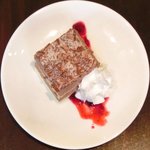 ヴィアート - ≪'13/06/27撮影≫木戸シェフ自慢 本日のスペシャリテ 1000円 のチョコレートケーキのベリーとメレンゲ添え