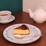 セブンツィッグス - クロテッドクリームとマルドンシーソルトのバスク風チーズケーキ