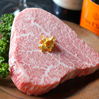 これぞ至高の肉料理。A5ランク和牛をベストな焼き加減で