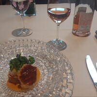 ラ・グランターブル ドゥ キタムラ - 日本のメルローロゼにオマール海老。サクサクの生地が面白い。ソースも複雑で、この日本のワインとも重なり合ってる