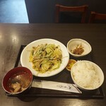 肉もつ屋 神坊 - ホルモン野菜炒め定食800円