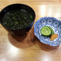 天ぷら もっこす - 海苔の味噌汁とぬか漬け。