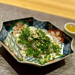 丸新 - ⑦白甘鯛、葱ポン酢、橙添え
      〜贅沢にも白甘鯛を葱ポン酢にかき混ぜるようにざっくりと口に頬張る。虎河豚のテッサのよう。