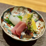 丸新 - ⑨中鮪（ちゅうぼう）、泥障烏賊
      〜本鮪より多少小さめの本鮪のこと。ひっさげより大きく脂ののりは本鮪クラス。