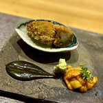 丸新 - ⑫鮑の煎餅焼き、馬糞雲丹
      〜パリパリの煎餅焼きに仕上げた鮑に、ちょっと温めた馬糞雲丹を絡める。