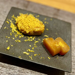 丸新 - ③銀杏餅の唐墨かけ、唐墨の食べ比べ
      〜唐墨は仕上りを柔らかめと硬めの2種類を食べ比べると口に残る食感に応じてお酒の旨味も変化する。