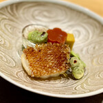 丸新 - ⑩甘鯛の鱗焼き、天豆、牛つくね、潤と蕗の薹お浸し
      〜愛媛の藤本さんから仕入れた甘鯛。流通経路は色々とあるようだ。