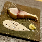丸新 - ⑥炙り鯖、鯖白子のソース
      〜居心地の良い居酒屋のような上品な酒の肴、鯖白子のソースは初めてだがこれで鯖を丸ごと頂ける。