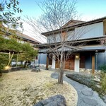 丸新 - まさに料亭という建家。