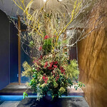 丸新 - 玄関の豪華なフラワーアレンジメント♫