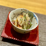 丸新 - ⑬赤貝、帆立のヒモの酢の物
      〜酢を使った料理は大好物。こういうシンプルな酢の物も食材の新鮮さを感じて嬉しい。