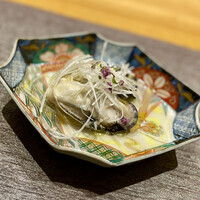 丸新 - ①蒸し牡蠣
                      〜採れたて新鮮な牡蠣は火入れも絶妙。