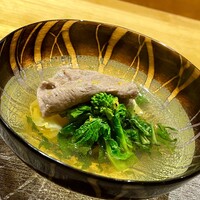 丸新 - ⑭白菜と菜の花と福島牛
                    〜今夜のメインディッシュ。だが、メインは牛肉ではなく白菜。旬の白菜を煮ているがシャキシャキ感は丸ごと残した絶品。牛肉に負けない白菜の味わいが凄い(^^)