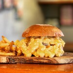 BurgerShop HOTBOX - 濃厚チーズたっぷり マカロニ アンド チーズ バーガー　フレンチフライ付
