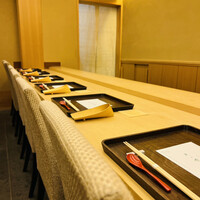 のぐち 継 - ◎シックで落ち着いた雰囲気のカウンター席。