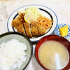 キッチンタロー - 料理写真:お料理全景  3切れのたくわん付き。ワカメ・お豆腐のお味噌汁。