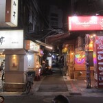 北北車魯肉飯 - お店はこの路地を入ってすぐ