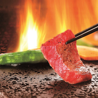 熱した富士山の溶岩で焼く「溶岩焼肉」