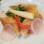 キッチン ブルー グローブ - 赤魚の菜の花のエスカベッシュのアップ