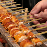 焼き鳥 ばもら - 焼き鳥を焼いているところ