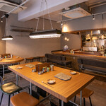 焼き鳥 ばもら - 内観（テーブル席）