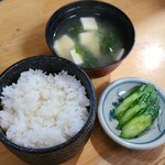 とんかつ 天寿々 - 白飯、漬け物、味噌汁