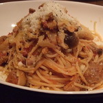 クレメンティア - 豚肉とキノコのラグートマトソースのスパゲティ(大盛り）