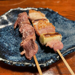 Sumibi Yakitori Yakikura - 砂肝とねぎま(塩)。鉄板中の鉄板