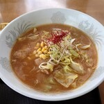Kobirudokoro Kanihasakura - 食べてみると
                        何だろ❔これ、何だかスープが美味しいぞ❕
                        
                        炒められた鶏ちゃんの鶏肉、キャベツ、玉ねぎが載せられていた。
                        
                        これ、郡上味噌と醤油、味醂等で味付けされてて
                        漬け込まれてる味わい。