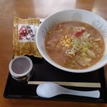 Kobirudokoro Kanihasakura - ●鶏ちゃん味噌ラーメン　850円
                        ●飛騨牛めし　300円
                        
                        あまり期待はしていなかった。
                        この店構えだし。
                        しかし、、、❕