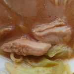 Kobirudokoro Kanihasakura - スープは鶏と豚骨のダブルスープっぽい味わいで
                        旨みは必要十分にある。
                        
                        味噌は赤と白のミックス味噌っぽい味わいで
                        元は麺も含めて業務用かな？とも思える。
                        （ホントはどうだか分からないけれど？）