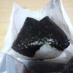 LAWSON - 料理写真:金しゃりおにぎり 焼肉トラジ監修 黒毛和牛カルビ焼肉〜キムチ添え〜