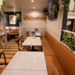 Asian Dining & Niku Bar Sita - 親しいご友人や仲間と盛り上がれるテーブル席