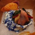 銀座 しのはら - 北寄貝、鮑、ツブ貝を若芽と合わせて浜防風を乗せたもの