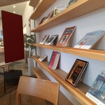 シェラトンマルシェ - 絵本がいっぱいの開放的な店内