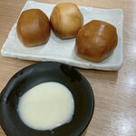 台湾料理味香園 - 揚げミルクパン。練乳つけて食べる。普通にうまい。