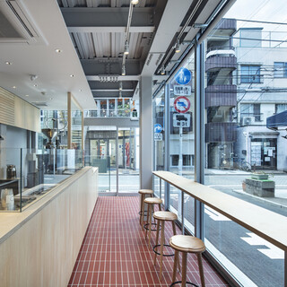 The open, glass-walled store is perfect for women ◎ alone or with friends ♪