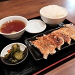 中華ダイニング いい田 - 餃子定食（580円税込）。餃子6個、きゅうりのＱちゃん的漬物、スープもついて、驚異のコスパ！