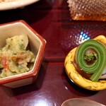 銀座 しのはら - （雪洞の器）車海老と筍の木の芽和え、（引千切の器）子持ち槍烏賊を炊いてコゴミを添えたもの